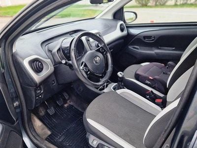 Begagnad Toyota Aygo X-play 69 HK (50 kW) 2015 Grå Halvkombi