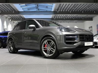 Grå Begagnad 2025 Porsche Cayenne S E-Hybrid SUV | 1 375 000 kr