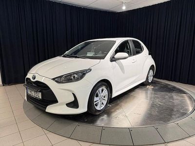 Vit Begagnad 2022 Toyota Yaris Hybrid Active Halvkombi | 189 000 kr (Bra pris)