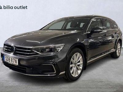 Mörkgrå Begagnad 2022 VW Passat GTE Kombi | 259 900 kr (Marknadspris)