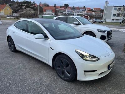 Vit Begagnad 2020 Tesla Model 3 Standard Range Plus Sedan | 229 900 kr (Marknadspris)