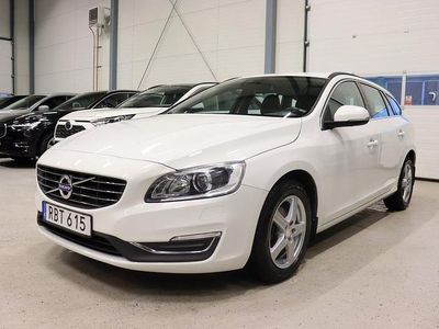 Vit Begagnad 2015 Volvo V60 Momentum Kombi | 154 900 kr (Marknadspris)