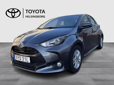 Grå Begagnad 2023 Toyota Yaris Hybrid Active Halvkombi | 219 900 kr (Marknadspris)