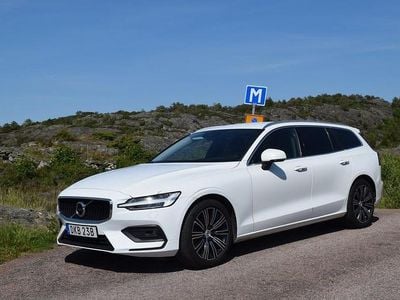 Vit Begagnad 2020 Volvo V60 Momentum Kombi | 194 000 kr (Marknadspris)