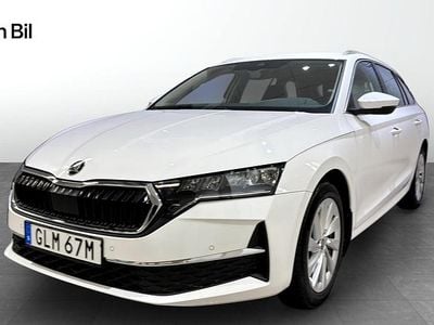 Vit Begagnad 2025 Skoda Octavia Selection Kombi | 294 900 kr (Marknadspris)