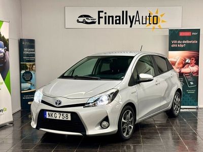 begagnad Toyota Yaris Hybrid e-CVT LEVERANS NYBESIKTAD & NYSERVAD