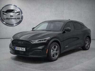 Svart Begagnad 2021 Ford Mustang Mach-E SUV | 239 900 kr (Marknadspris)