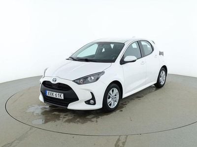 Vit Begagnad 2022 Toyota Yaris Hybrid Comfort Sedan | 217 000 kr (Marknadspris)
