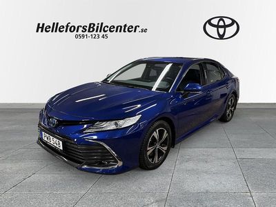 Blå Begagnad 2023 Toyota Camry Hybrid Sedan | 368 500 kr (Marknadspris)