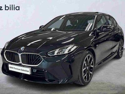 Svart Begagnad 2024 BMW 120 Halvkombi | 369 900 kr