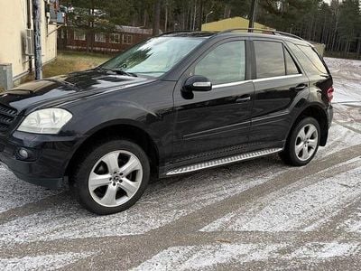 Obsidian svartz metallic Begagnad 2007 Mercedes ML320 SUV | 55 000 kr (Dyr)