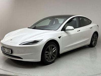 Vit Begagnad 2024 Tesla Model 3 Standard Range Sedan | 374 900 kr (Marknadspris)