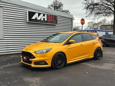 Begagnad Ford Focus ST 250 HK (183 kW) 2015 Gul Halvkombi