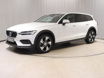Vit Begagnad 2021 Volvo V60 CC Momentum Kombi | 314 800 kr (Marknadspris)