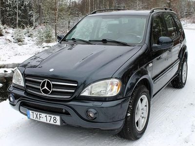 Begagnad Mercedes ML55 AMG AMG 347 HK (255 kW) 2000 Svart SUV
