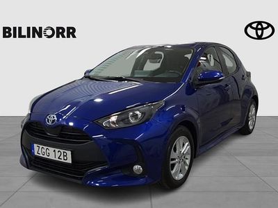 Mörkblå Begagnad 2022 Toyota Yaris Hybrid Active Halvkombi | 189 900 kr (Marknadspris)