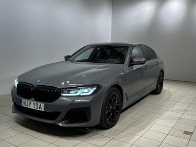 Begagnad BMW 545e M Sport 394 HK (289 kW) 2022 Grå/silver Sedan