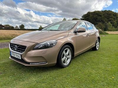 Brun Begagnad 2016 Volvo V40 Momentum Kombi | 124 900 kr (Marknadspris)