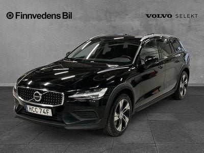 Svart Begagnad 2022 Volvo V60 CC Core Kombi | 264 000 kr (Marknadspris)
