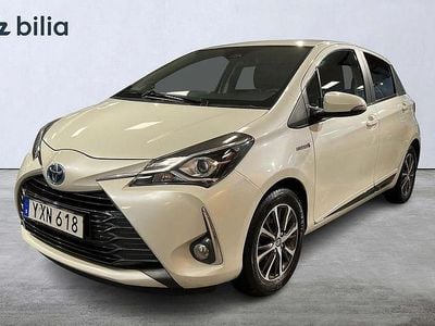 Ljusgrå Begagnad 2018 Toyota Yaris Hybrid Halvkombi | 159 900 kr (Marknadspris)