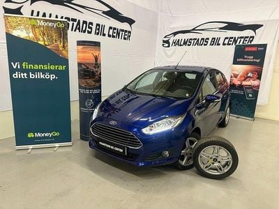 Begagnad Ford Fiesta Titanium 80 HK (58 kW) 2014 Blå Halvkombi