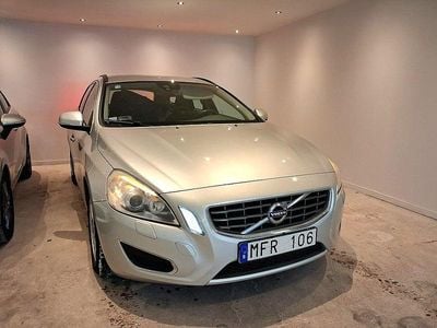Ljusgrå Begagnad 2011 Volvo V60 Momentum Kombi | 84 900 kr (Marknadspris)