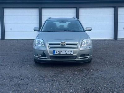 Begagnad Toyota Avensis 147 HK (108 kW) 2005 Ljusgrön Kombi