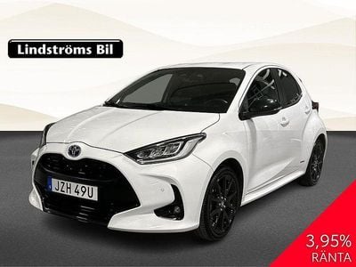 Vit Begagnad 2022 Toyota Yaris Hybrid Style Halvkombi | 219 900 kr (Marknadspris)