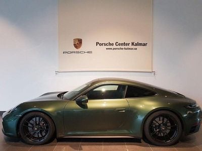 Begagnad Porsche 911 Carrera 4 GTS 480 HK (353 kW) 2023 Oakgreenmetallic Sportkupé