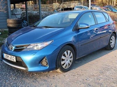 Begagnad Toyota Auris Life 90 HK (66 kW) 2014 Blå Halvkombi