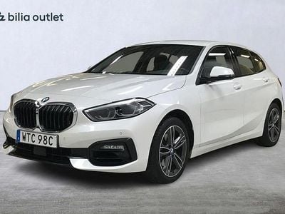 Vit Begagnad 2020 BMW 118 Sport Line Halvkombi | 189 900 kr (Marknadspris)