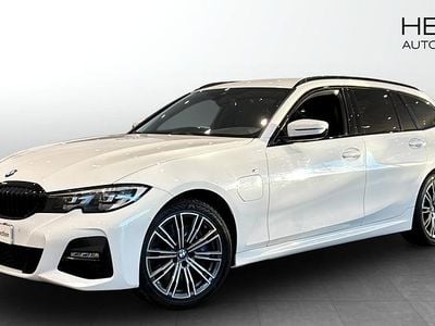 Vit Begagnad 2021 BMW 330e M Sport Kombi | 329 700 kr (Marknadspris)