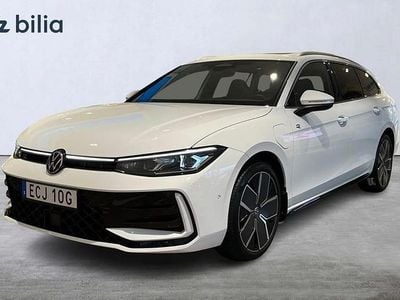 Vit Begagnad 2025 VW Passat R-line Kombi | 489 900 kr (Marknadspris)