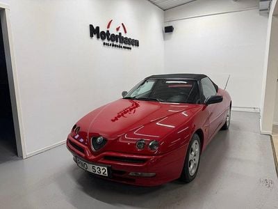 Begagnad Alfa Romeo Spider 155 HK (114 kW) 1999 Röd Cab