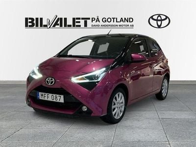 Lila metallix/svart Begagnad 2018 Toyota Aygo Halvkombi | 99 000 kr (Marknadspris)