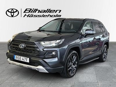 Mörkgrå Begagnad 2022 Toyota RAV4 Hybrid SUV | 399 900 kr (Marknadspris)