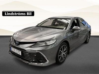 Silver Begagnad 2021 Toyota Camry Hybrid Executive Sedan | 279 000 kr (Marknadspris)