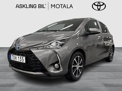 Grå Begagnad 2018 Toyota Yaris Hybrid Comfort Halvkombi | 174 000 kr (Marknadspris)