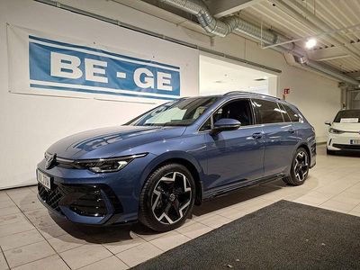 Blå Begagnad 2024 VW Golf VIII R-line Kombi | 379 900 kr