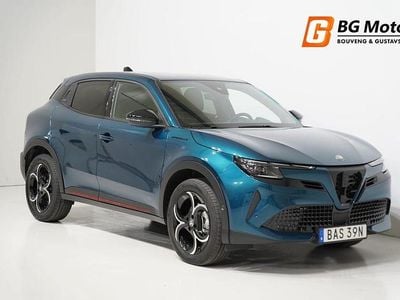 Blå Begagnad 2024 Alfa Romeo Junior SUV | 319 900 kr