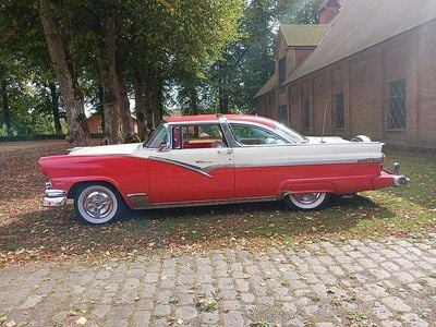 Röd/vit Begagnad 1956 Ford Fairlane Sedan | 448 000 kr