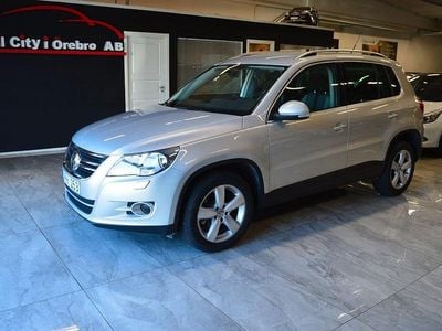 Begagnad VW Tiguan Sportline 150 HK (110 kW) 2010 Ljusgrå SUV