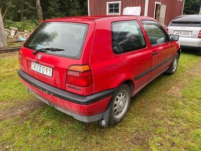 Tornado röd Begagnad 1995 VW Golf III Halvkombi | 30 000 kr