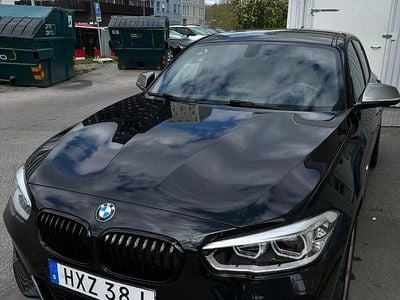 Svart Begagnad 2019 BMW 118 Halvkombi | 175 000 kr (Marknadspris)