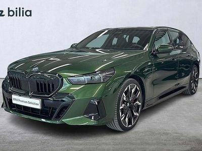 Begagnad BMW 550e M Sport 490 HK (360 kW) 2025 Grön (anglesey green metallic) Kombi