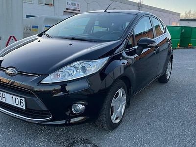 Svart Begagnad 2013 Ford Fiesta Halvkombi | 59 999 kr (Marknadspris)