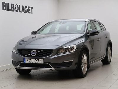 Grå Begagnad 2016 Volvo V60 CC Summum Kombi | 214 800 kr (Marknadspris)