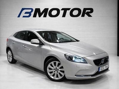 Silver Begagnad 2015 Volvo V40 Momentum Halvkombi | 134 900 kr (Marknadspris)