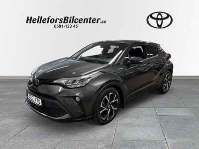Mörkgrå Begagnad 2021 Toyota C-HR Play SUV | 259 500 kr (Marknadspris)
