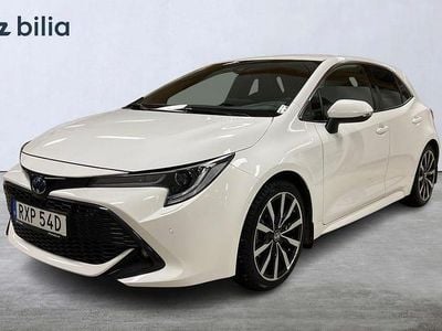 Vit Begagnad 2022 Toyota Corolla Hybrid Style Halvkombi | 253 000 kr (Marknadspris)